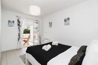 Un ou plusieurs lits dans un hébergement de l'établissement Cannes Maria YourHostHelper