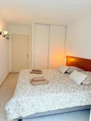 Un ou plusieurs lits dans un hébergement de l'établissement Les 3 Îles Appartement 2 pièces climatisé à 50 m des plages