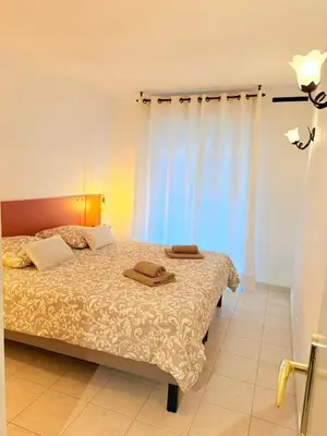 Un ou plusieurs lits dans un hébergement de l'établissement Les 3 Îles Appartement 2 pièces climatisé à 50 m des plages