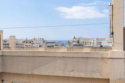 Vue générale sur la mer ou vue sur la mer prise depuis l'appartement