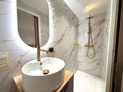 Salle de bains dans l'établissement Palais Miramar Croisette 2 BRD Gold Suite