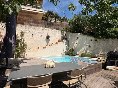 Piscine de l'établissement Charmante maison de village avec petite piscine privée ou située à proximité