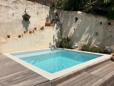 Piscine de l'établissement Charmante maison de village avec petite piscine privée ou située à proximité