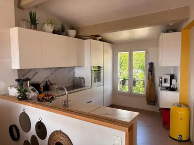 Cuisine ou kitchenette dans l'établissement Charmante maison de village avec petite piscine privée
