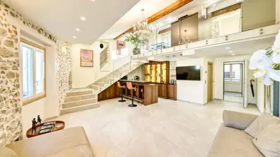 Télévision ou salle de divertissement dans l'établissement Le Palais Aubernon