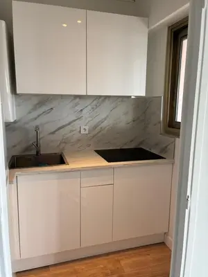 Cuisine ou kitchenette dans l'établissement JUAN - PLAGES - PARKING Privé - TERRASSE VUE MER