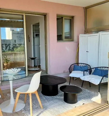 Coin salon dans l'établissement JUAN - PLAGES - PARKING Privé - TERRASSE VUE MER
