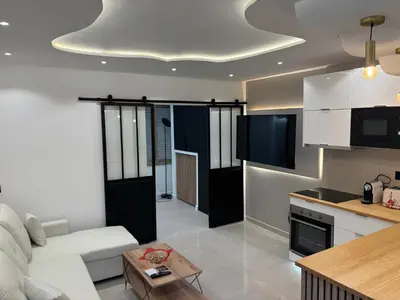 Cuisine ou kitchenette dans l'établissement 2 pièces centre Juan moderne avec piscine tennis
