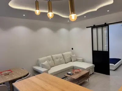 Coin salon dans l'établissement 2 pièces centre Juan moderne avec piscine tennis