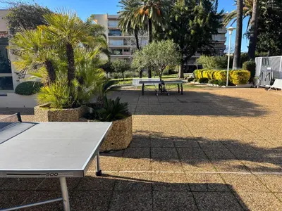 Tennis de table au sein de l'établissement 2 pièces centre Juan moderne avec piscine tennis ou à proximité