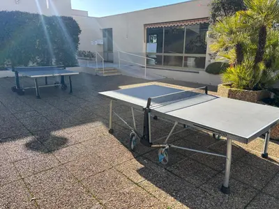 Tennis de table au sein de l'établissement 2 pièces centre Juan moderne avec piscine tennis ou à proximité