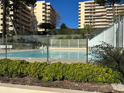 Piscine de l'établissement 2 pièces centre Juan moderne avec piscine tennis ou située à proximité