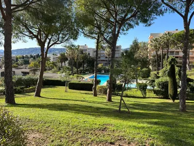 Jardin de l'établissement 2 pièces centre Juan moderne avec piscine tennis