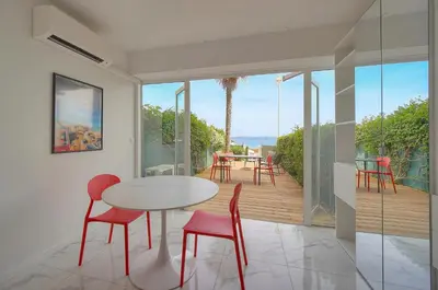 Balcon ou terrasse dans l'établissement Le Cali - Front de mer - Palm Beach - VCA