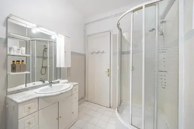 Salle de bains dans l'établissement 3 pièces centre-ville Cannes - Croisette - Climatisation séjour