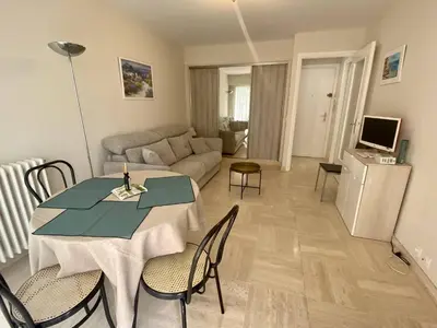 Télévision ou salle de divertissement dans l'établissement Cannes proche Croisette - Studio moderne balcon