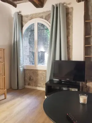 Télévision ou salle de divertissement dans l'établissement Studio de charme dans un ancien moulin à huile d'olive