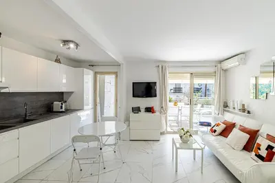 Cuisine ou kitchenette dans l'établissement REF 1966 - Cannes city center