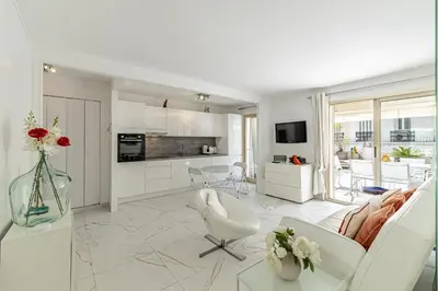 Cuisine ou kitchenette dans l'établissement REF 1966 - Cannes city center
