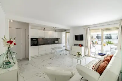 Cuisine ou kitchenette dans l'établissement REF 1966 - Cannes city center