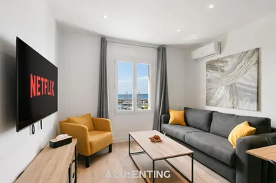Coin salon dans l'établissement Azurenting - vue sur le port - roof top 3