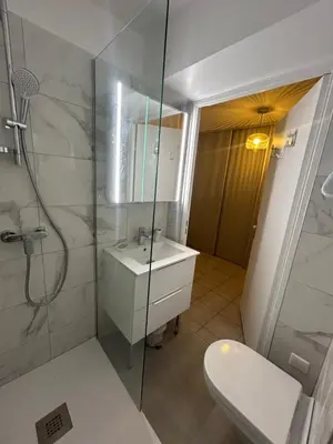 Salle de bains dans l'établissement Appartement cosy à 200 m de la mer