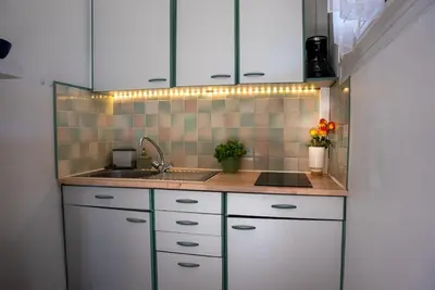Cuisine ou kitchenette dans l'établissement Very Quiet Palm Beach Studio Close Beach