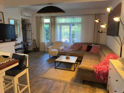 Télévision ou salle de divertissement dans l'établissement Fleurs Apartment Cap d'Antibes