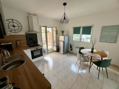 Cuisine ou kitchenette dans l'établissement Charmant 2 pièces, terrasse 30m2