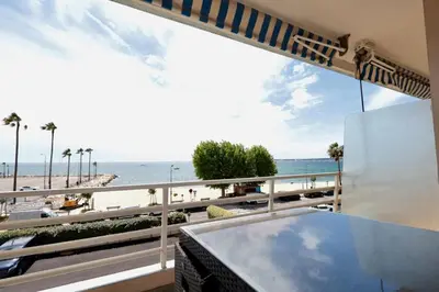 Vue générale sur la mer ou vue sur la mer prise depuis l'appartement