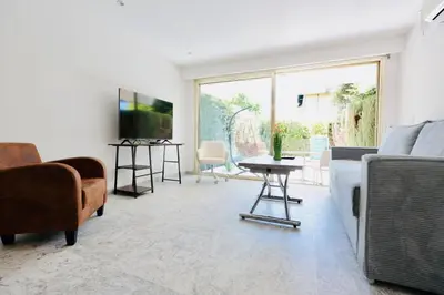 Télévision ou salle de divertissement dans l'établissement Roses des Mers - Apt Standing 2 Prs - Clim - Parking