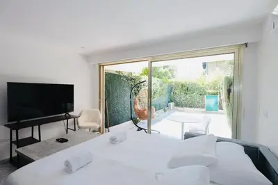 Télévision ou salle de divertissement dans l'établissement Roses des Mers - Apt Standing 2 Prs - Clim - Parking