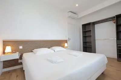 Un ou plusieurs lits dans un hébergement de l'établissement Cosy Muguets - Luxury Apartment for 6 People with Sea View