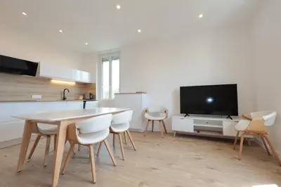 Télévision ou salle de divertissement dans l'établissement Cosy Muguets - Luxury Apartment for 6 People with Sea View