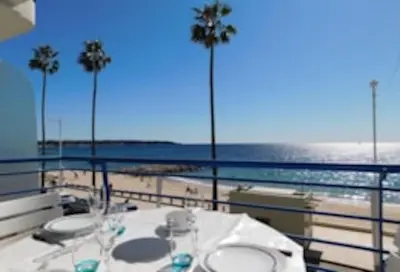 Vue générale sur la mer ou vue sur la mer prise depuis l'appartement