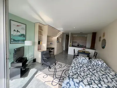 Coin salon dans l'établissement Beau studio proche des plages piscine
