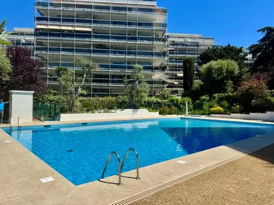 Piscine de l'établissement Beau studio proche des plages piscine ou située à proximité