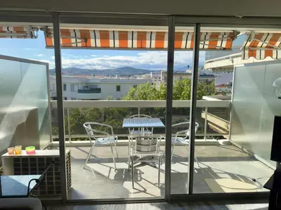 Balcon ou terrasse dans l'établissement Beau studio proche des plages piscine