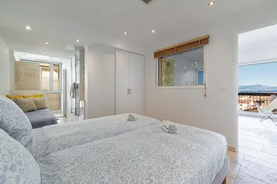 Un ou plusieurs lits dans un hébergement de l'établissement Skyline 2-bedroom flat with Epic Views - Roi Chevalier