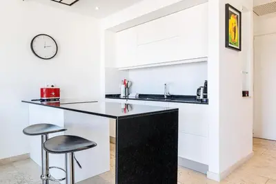 Cuisine ou kitchenette dans l'établissement Skyline 2-bedroom flat with Epic Views - Roi Chevalier