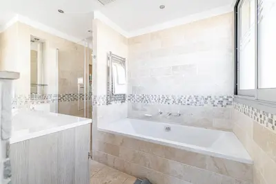 Salle de bains dans l'établissement Skyline 2-bedroom flat with Epic Views - Roi Chevalier