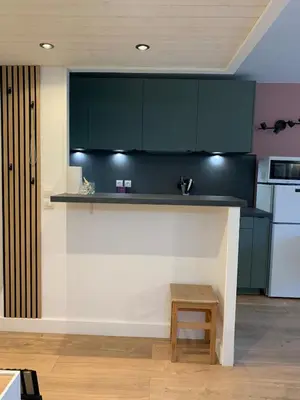 Cuisine ou kitchenette dans l'établissement Cocon plage avec piscine, à côté du port et plage de sable fin