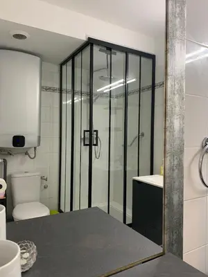 Salle de bains dans l'établissement Cocon plage avec piscine, à côté du port et plage de sable fin