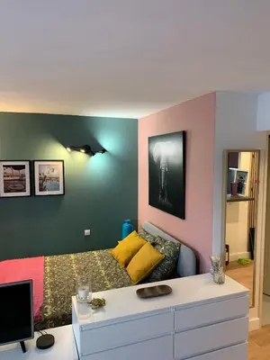 Coin salon dans l'établissement Cocon plage avec piscine, à côté du port et plage de sable fin