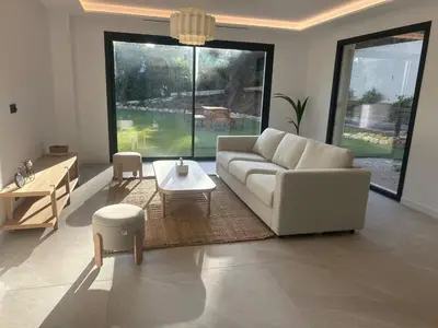 Coin salon dans l'établissement Beautiful Luxury Villa with Pool in Antibes