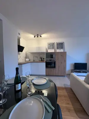 Cuisine ou kitchenette dans l'établissement Fully renovated studio, steps from beach with a sunny terrace and free wifi
