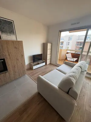 Télévision ou salle de divertissement dans l'établissement Fully renovated studio, steps from beach with a sunny terrace and free wifi