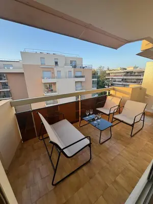 Balcon ou terrasse dans l'établissement Fully renovated studio, steps from beach with a sunny terrace and free wifi