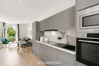 Cuisine ou kitchenette dans l'établissement Azurenting - vue sur le port - beautiful stay 2