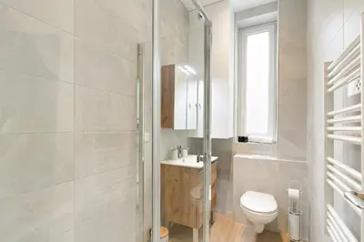 Salle de bains dans l'établissement Azurenting - vue sur le port - amazing stay 1